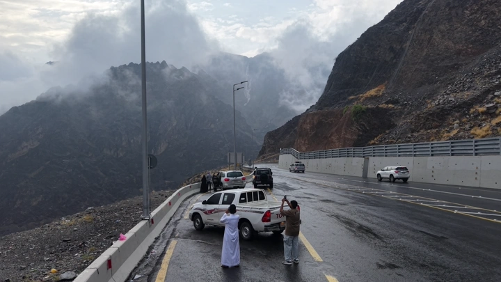 شلالات عقبة شعار الطريق الرابط بين مدينة ابها ومحافظة محايل عسير جنوب السعودية مع سيارات وأشخاص، تصوير جوي.