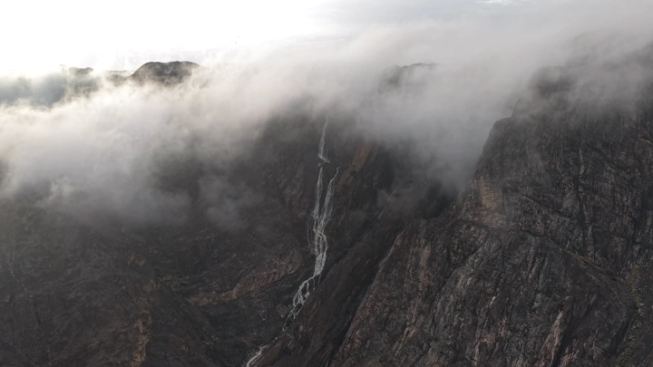 شلالات عقبة شعار بين الضباب بين مدينة ابها ومحافظة محايل عسير في جنوب السعودية، لقطة جوية.