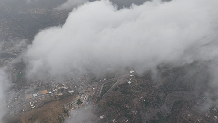 سحاب يغطي محافظة محايل عسير جنوب السعودية، لقطة جوية.