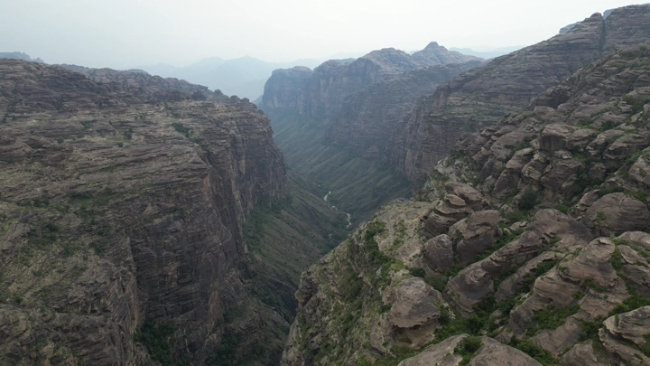 وادي لجب جبال القهر في محافظة الريث بمنطقة جازان، لقطة جوية.