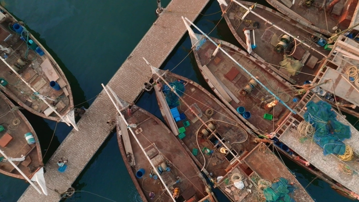 قوارب صيد في ميناء جازان، تصوير درون من الأعلى.
