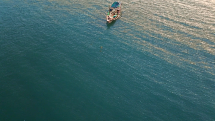 قارب في ميناء جازان، تصوير درون من الأعلى.