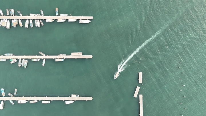 قوارب راسية في ميناء جازان، تصوير درون من الأعلى.