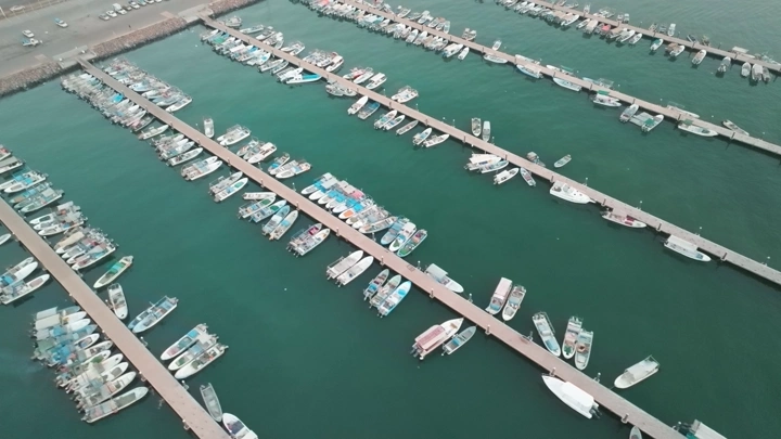 قوارب راسية في ميناء جازان، تصوير درون من الأعلى.