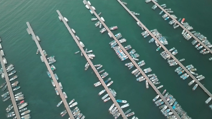 قوارب راسية في ميناء جازان، تصوير درون من الأعلى.