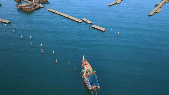 قارب خشبي في ميناء جازان، تصوير درون.