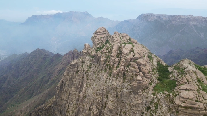 قمم جبال القهر في جازان، تصوير درون من الأعلى.