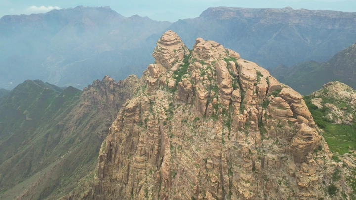 جبال القهر في جازان تظهر قممها الشامخة، تصوير درون.