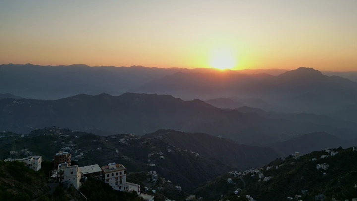غروب الشمس فوق جبال فيفا في جازان، تصوير درون.