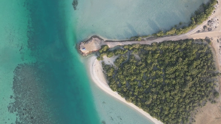 منظر جوي لشاطئ وجزيرة فرسان في جازان، تصوير درون.