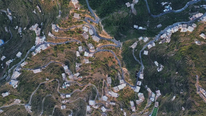 منظر جوي للمدرجات الزراعية والمنازل في جبال فيفا جازان، تصوير درون.