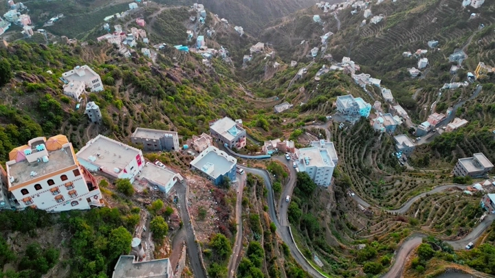 لقطة جوية للبيوت فوق جبال فيفا في جازان، تصوير درون.