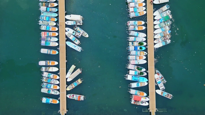 قوارب راسية في ميناء جازان، تصوير درون من الأعلى.
