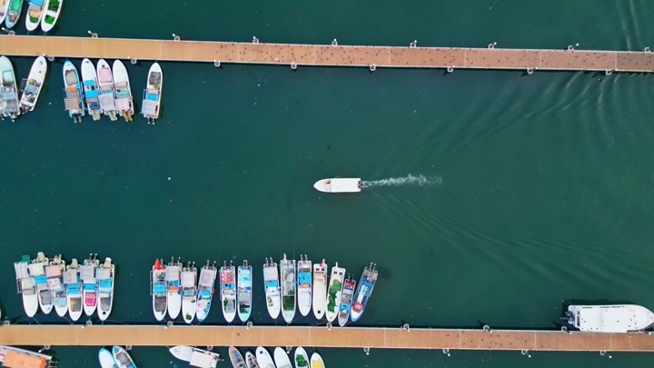 قوارب راسية في ميناء جازان، تصوير درون من الأعلى.