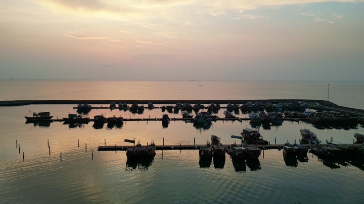 السفن الراسية في ميناء جازان عند الغروب، تصوير درون.