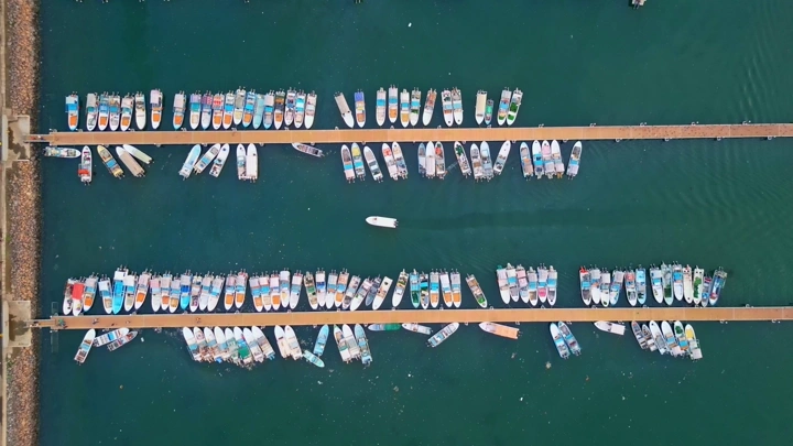 قوارب راسية في ميناء جازان، تصوير درون من الأعلى.