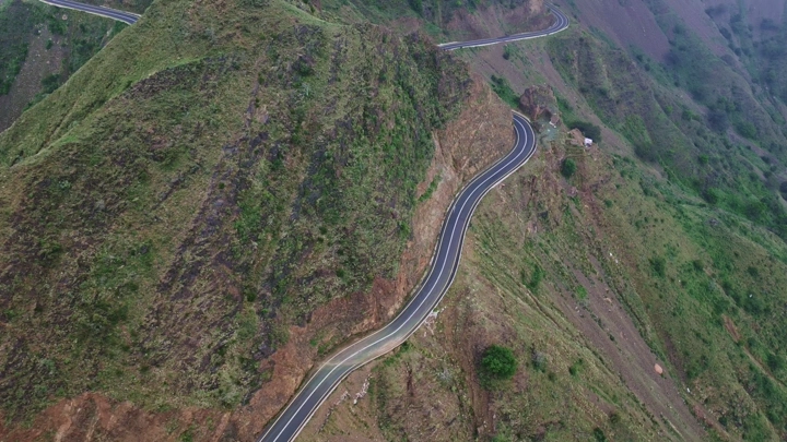 طريق متعرج في جبال القهر بجازان، تصوير درون.