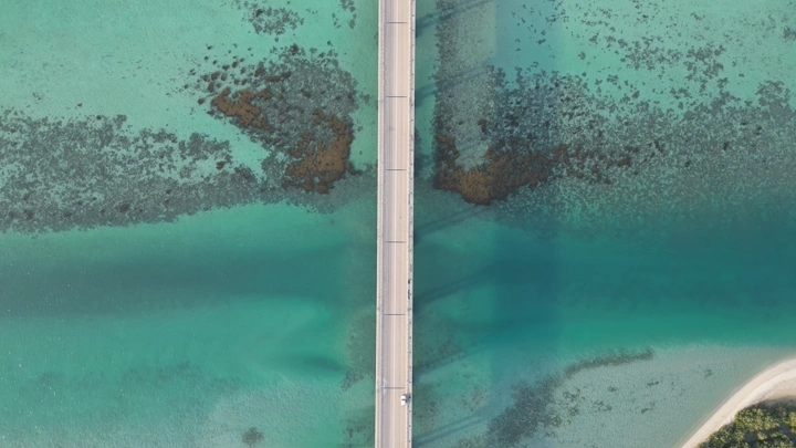 جسر فوق مياه فرسان في جازان، تصوير درون.