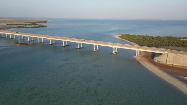 جسر فوق البحر في فرسان جازان، تصوير درون.