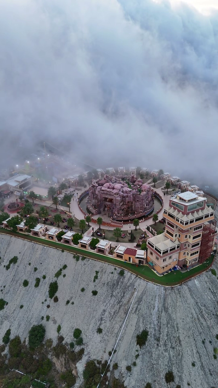 منتزه البرج في منطقة الباحة محاط بالغيوم، تصوير درون.