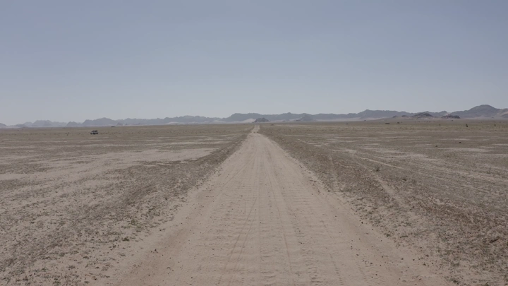 طريق صحراوي يمتد في شمال المملكة، لقطة نهارية.