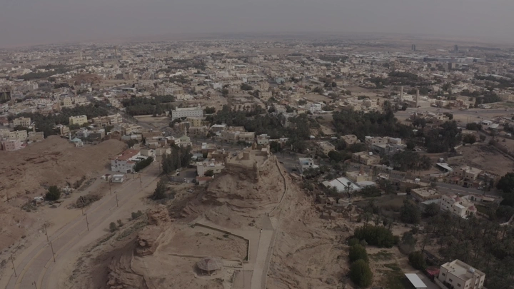 منظر جوي لقلعة زعبل في سكاكا، في يوم غائم.