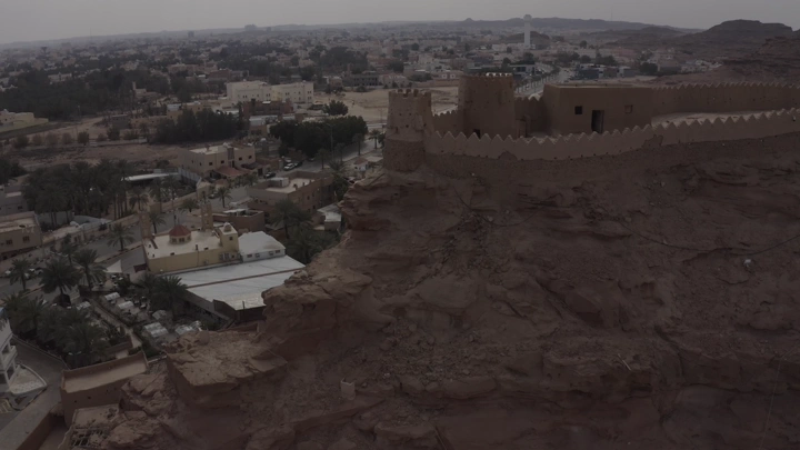 قلعة زعبل في سكاكا، لقطة جوية تظهر المدينة المحيطة.