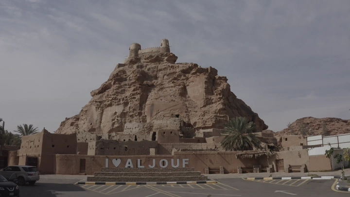 قلعة زعبل في سكاكا تحت سماء غائمة، لقطة نهارية.