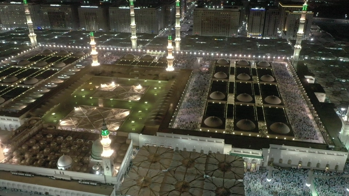 المسجد النبوي في المدينة المنورة ليلاً، لقطة جوية.