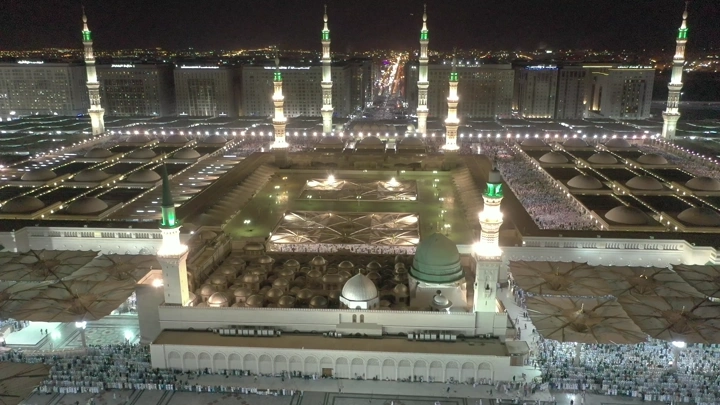 المسجد النبوي في المدينة المنورة ليلاً، لقطة جوية.