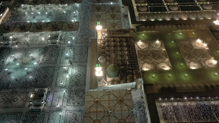 المسجد النبوي في المدينة المنورة ليلاً، لقطة جوية.