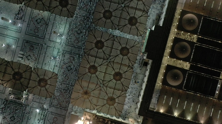 المسجد النبوي في المدينة المنورة ليلاً، لقطة جوية.