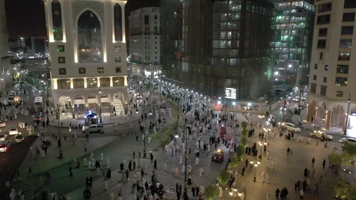 المسجد النبوي في المدينة المنورة ليلاً، لقطة جوية.