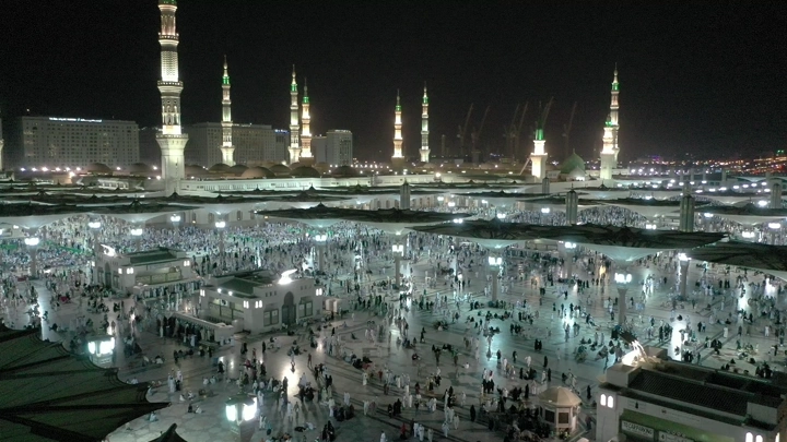 المسجد النبوي في المدينة المنورة ليلاً، لقطة جوية.