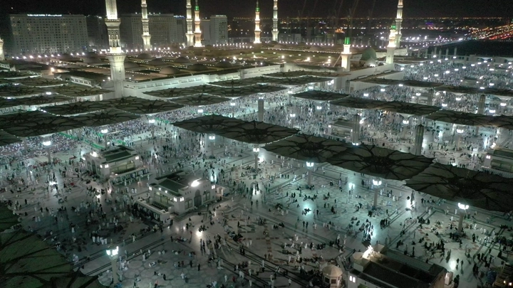 المسجد النبوي في المدينة المنورة ليلاً، منظر جوي.