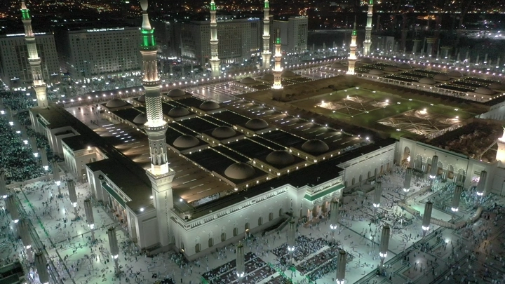 المسجد النبوي في المدينة المنورة ليلاً، منظر جوي.