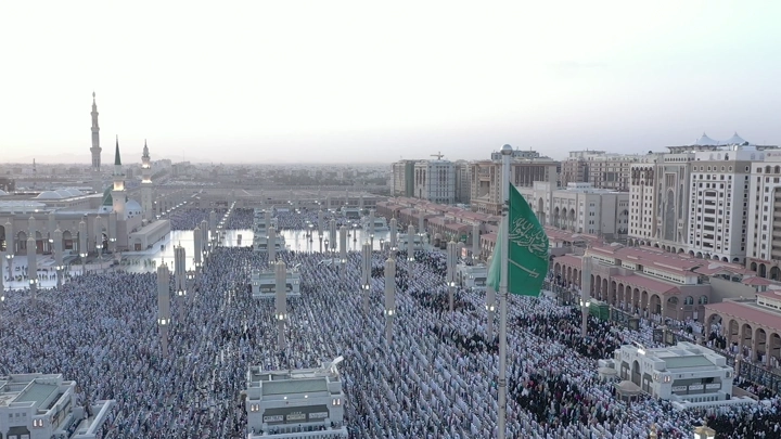 المسجد النبوي في المدينة المنورة، منظر جوي عند الغروب.