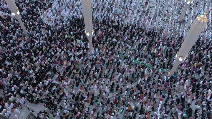Crowds of worshippers at Al-Masjid an-Nabawi in Medina, aerial shot.