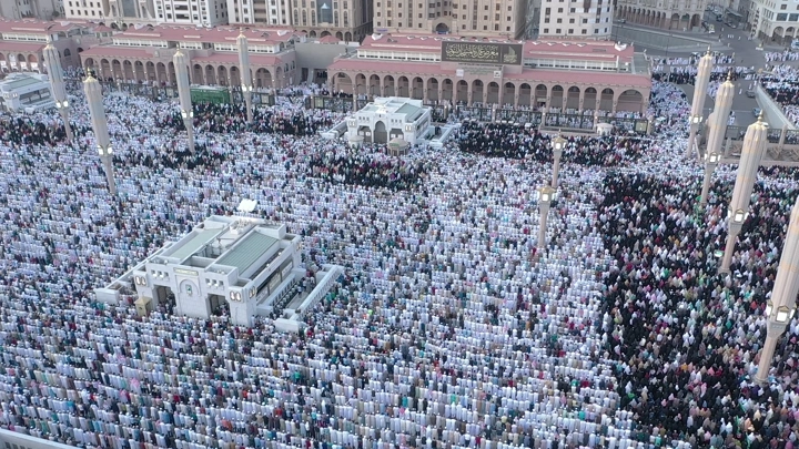 Aerial view of Al-Masjid an-Nabawi in Medina during a congregational prayer.