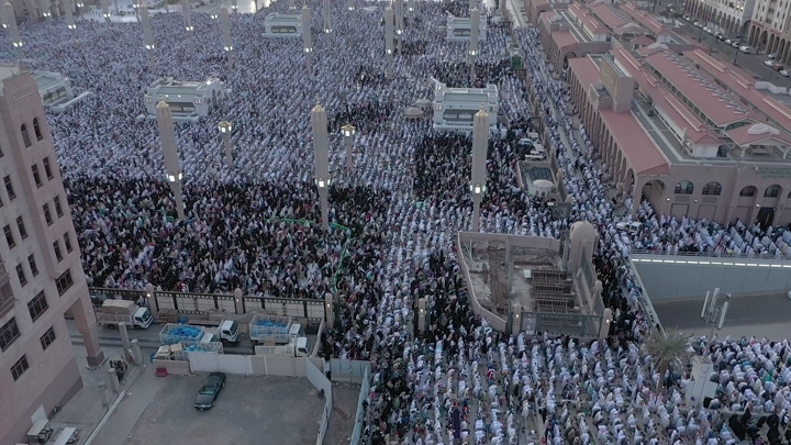 Large crowds at Al-Masjid an-Nabawi in Medina, aerial shot.