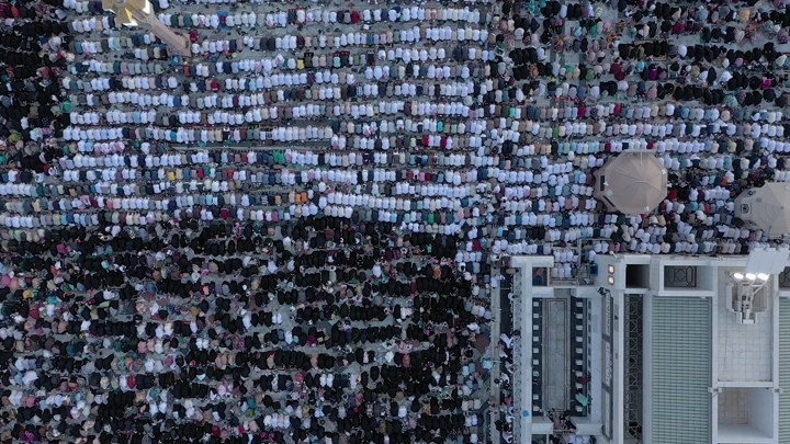Congregational prayer at Al-Masjid an-Nabawi in Medina, aerial shot.