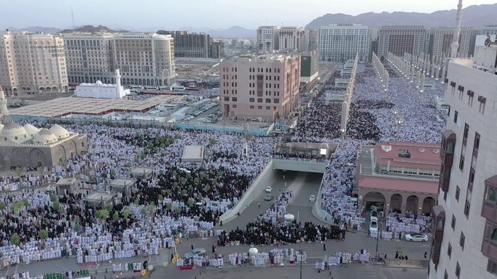 Aerial view of Al-Masjid an-Nabawi in Medina during a large gathering.
