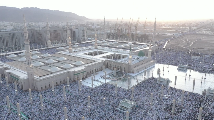 المسجد النبوي في المدينة المنورة، منظر جوي عند الغروب.