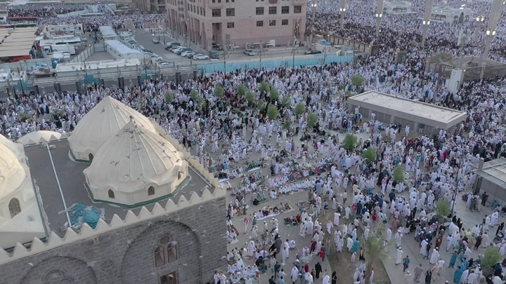 Al-Masjid an-Nabawi in Medina, aerial view during a large gathering.