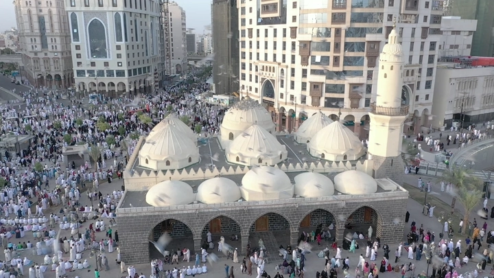 Al-Masjid an-Nabawi in Medina, daytime aerial shot.