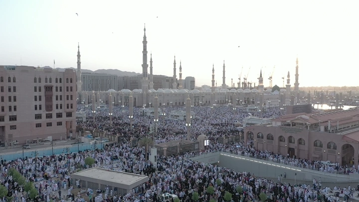 المسجد النبوي في المدينة المنورة عند الغروب، لقطة جوية.