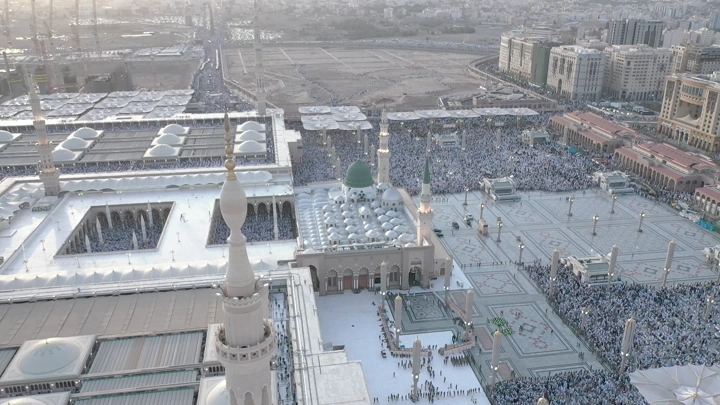 المسجد النبوي في المدينة المنورة من الأعلى، لقطة جوية.