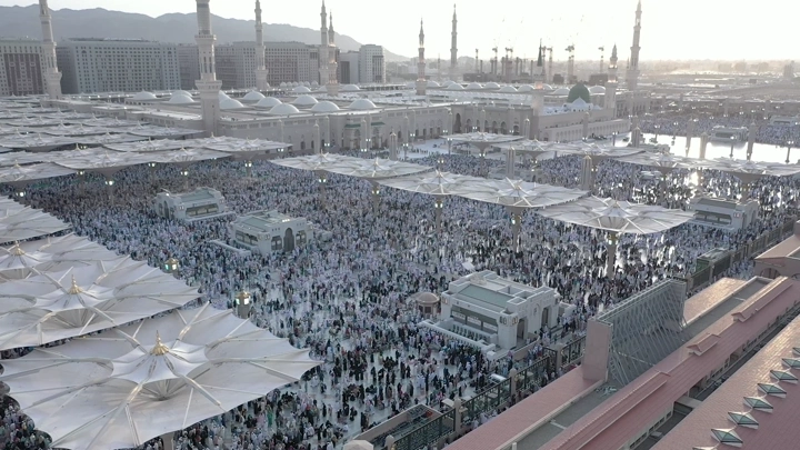 المسجد النبوي في المدينة المنورة خلال النهار، لقطة جوية.