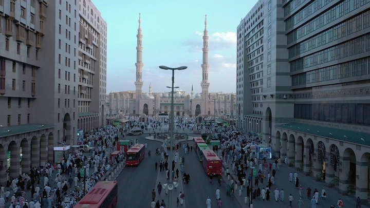 المدينة المنورة مع المسجد النبوي في الخلفية، لقطة جوية.