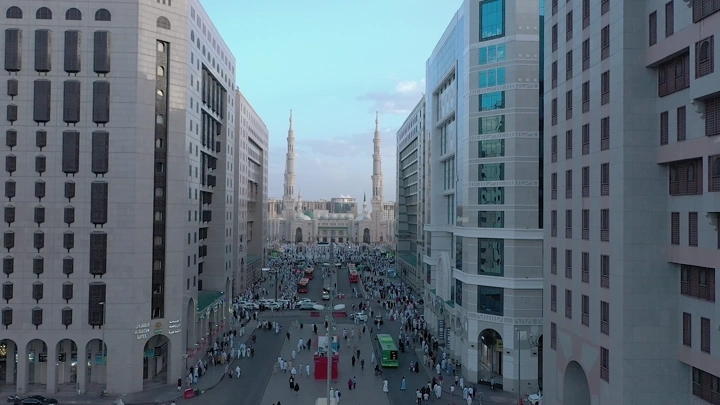 المدينة المنورة من الأعلى تظهر المسجد النبوي بين المباني، لقطة جوية.